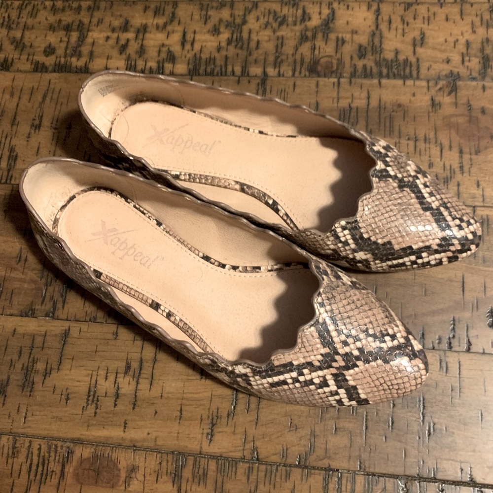 Super cute women’s size 6.5 flats!